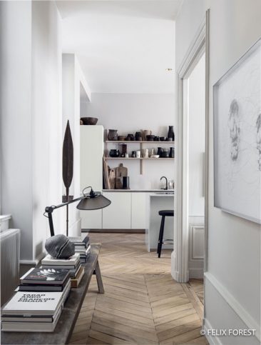 Un intérieur contrasté : Rénovation d'un appartement à Lyon par Maison Hand