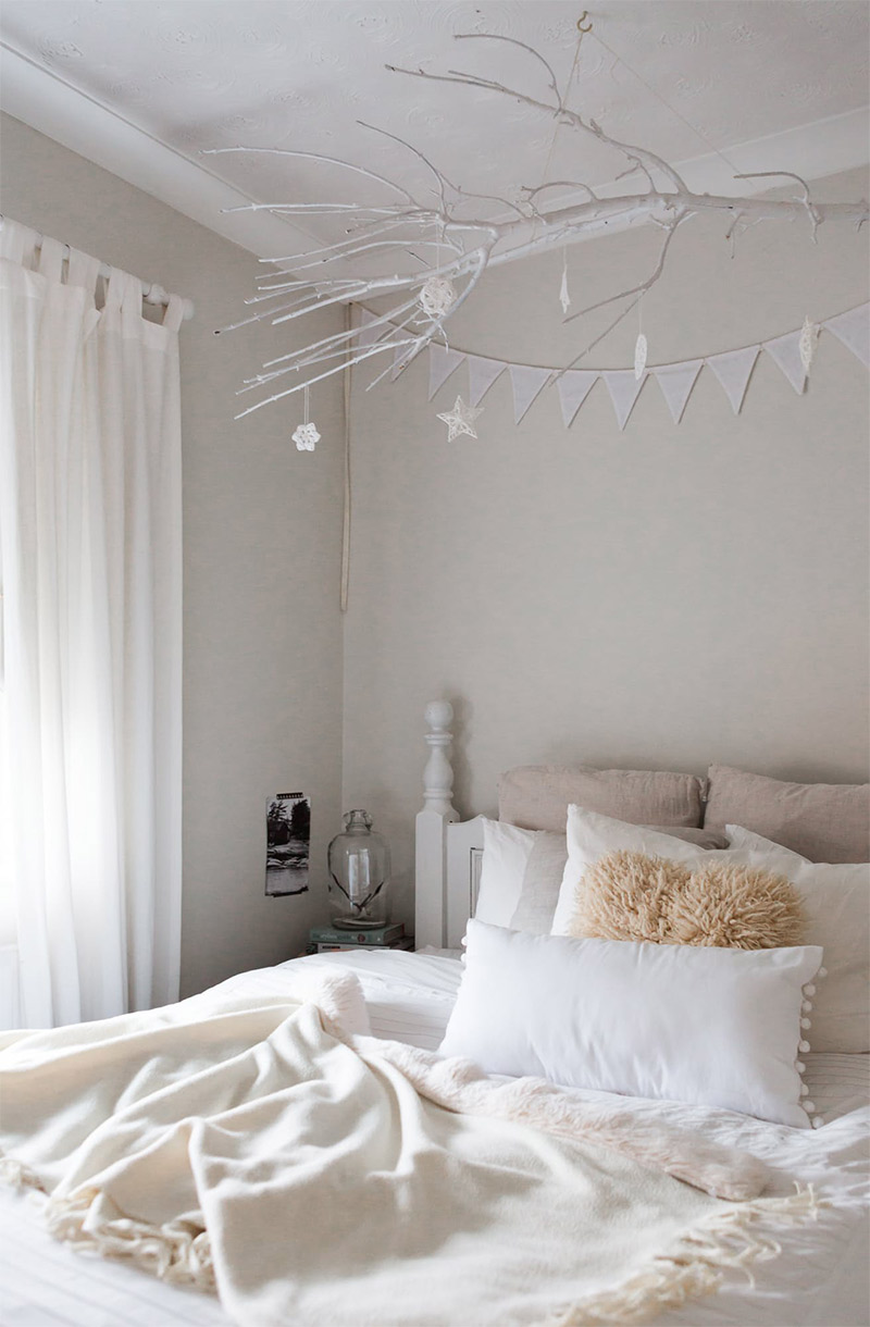 Une chambre de style nordique avec sa branche peinte en blanc Une chambre de style nordique avec sa branche peinte en blanc