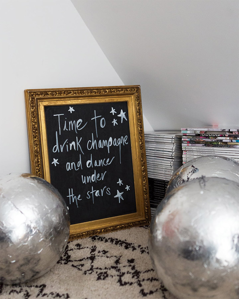 Ambiance disco pour fête de Noël avec des boules couvertes de papier aluminium Ambiance disco pour fête de Noël avec des boules couvertes de papier aluminium