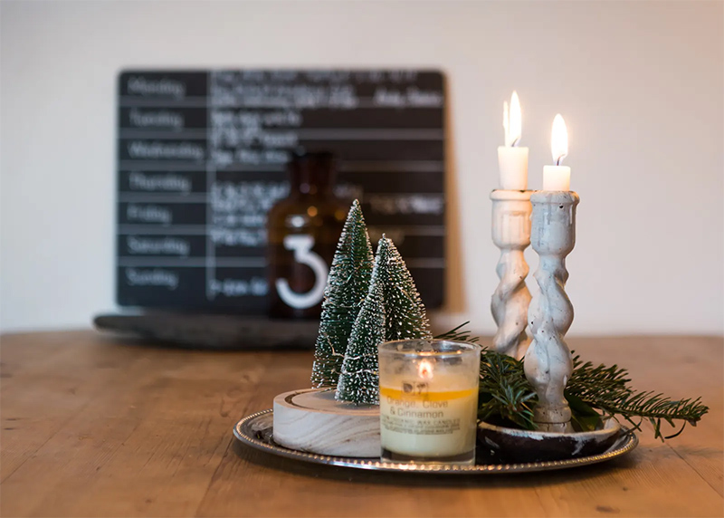 Plateau de Noël avec des mini sapins, bougeoirs et bougies Plateau de Noël avec des mini sapins, bougeoirs et bougies