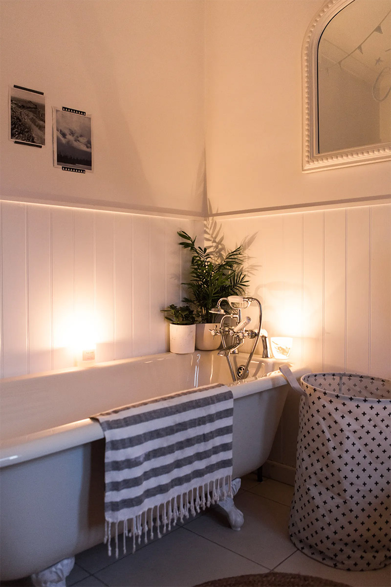 Une salle de bains avec sa baignoire à pied de lion aux lumières de Noël Une salle de bains avec sa baignoire à pied de lion aux lumières de Noël