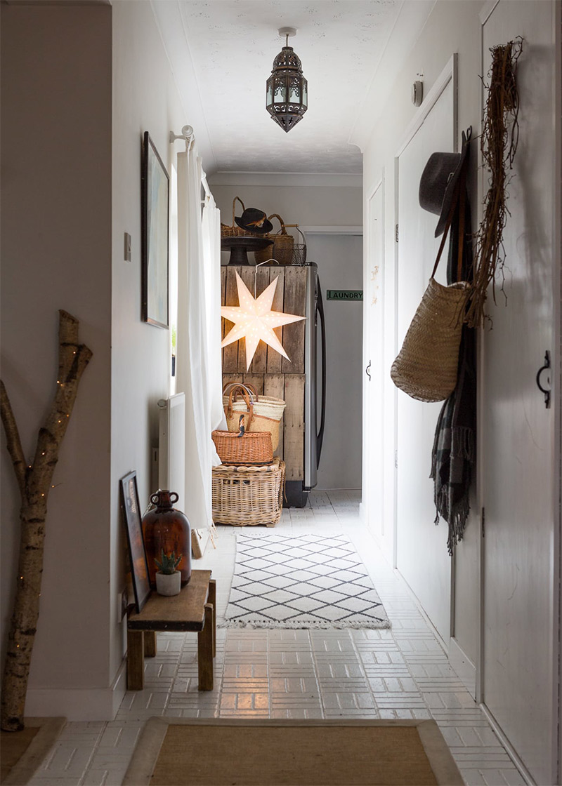 Le couloir de style nordique éclairé par une étoile de Noël en papier Le couloir de style nordique éclairé par une étoile de Noël en papier