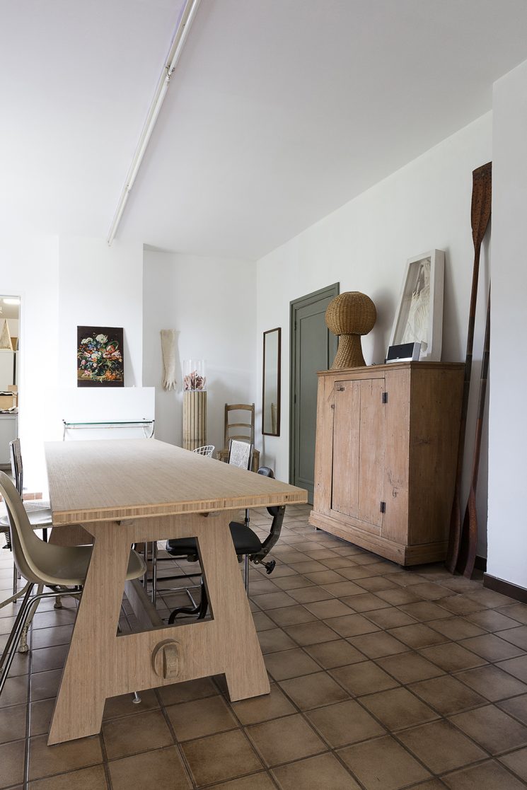 On apprivoise ou on relooke ce sol en terre cuite || Sol en grès associé à du mobilier contemporain et des murs blancs