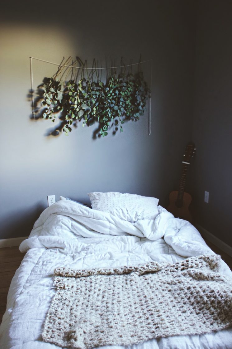 Décorez avec des bouquets de fleurs séchés | Suspendre des branches d'eucalyptus au dessus de son lit Décorez avec des bouquets de fleurs séchés | Suspendre des branches d'eucalyptus au dessus de son lit