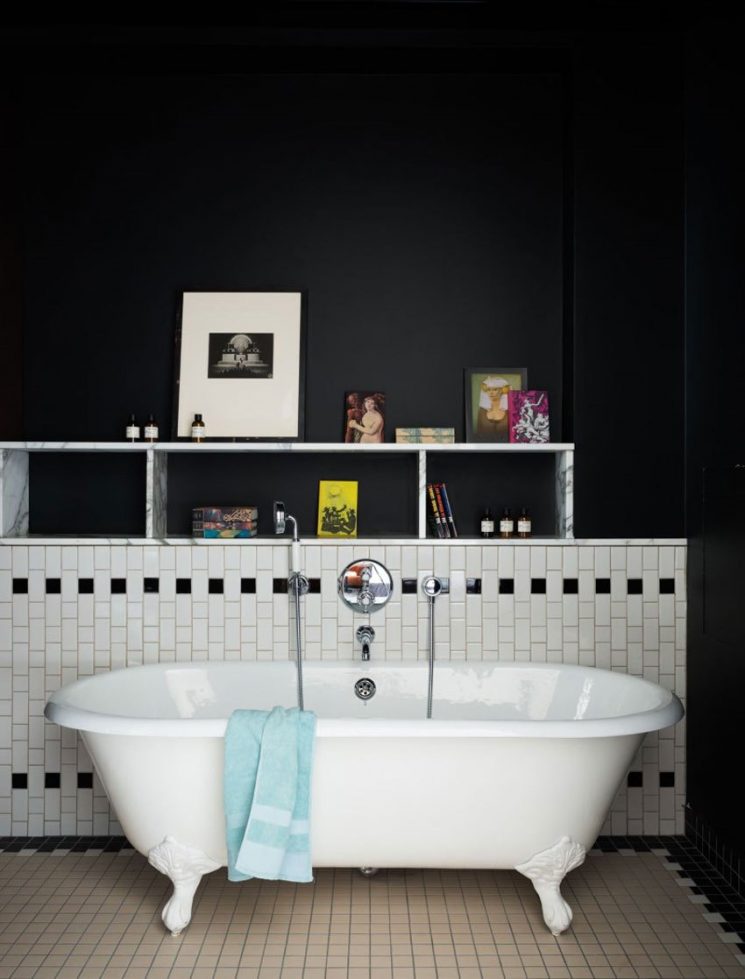 Salle de bain en noir et blanc - Hôtel Les Bains Paris