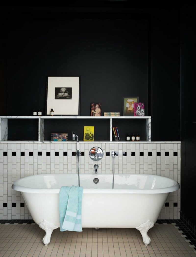 Salle de bain en noir et blanc - Hôtel Les Bains Paris Salle de bain en noir et blanc - Hôtel Les Bains Paris