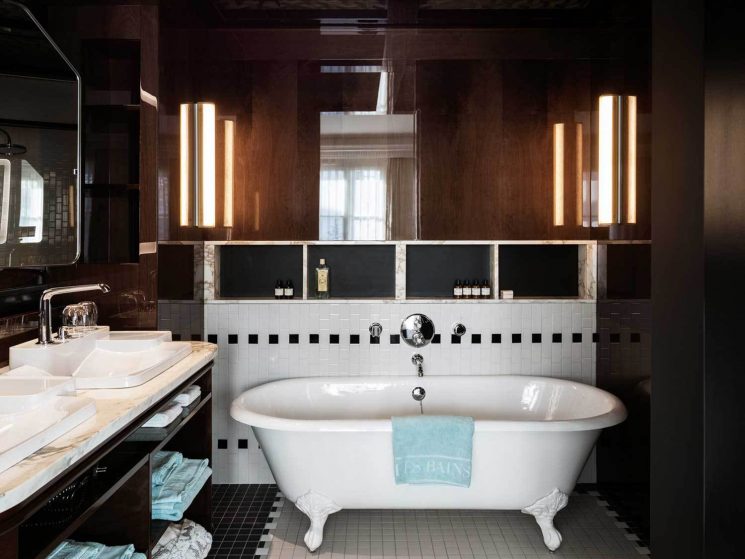 Salle de bain en noir et blanc - Hôtel Les Bains Paris