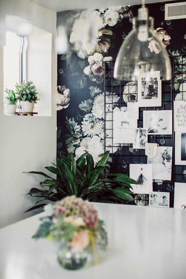 Les papiers-peints "dark floral" par Ellie Cashman || Le bureau de Candace Kalasky