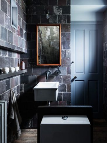 Mark Lewis interior designer || Candem WC dans un style "Strange dark cave"