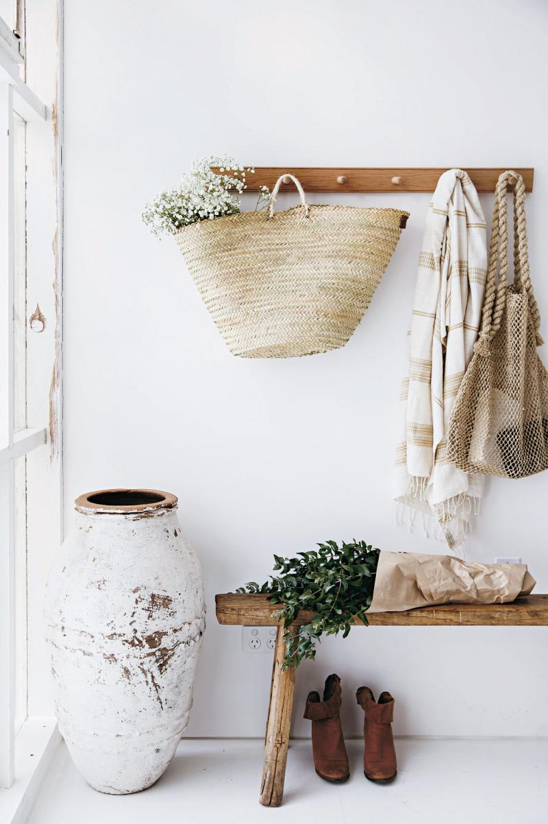 Adopter la fouta en décoration, pour une entrée nature avec des paniers, du bois brut... // Nathalie Walton styling