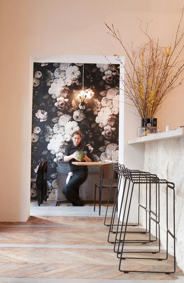 Papier peint à fleurs sur fond noir || Restaurant Le Mordant Paris