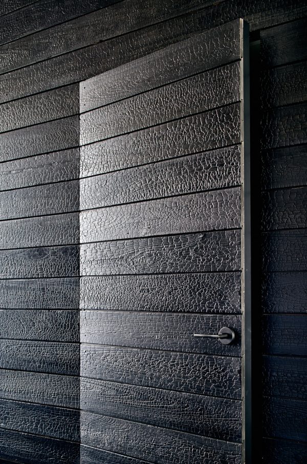 La technique Shou Sugi Ban, la beauté du bois brûlé Turbulences Déco