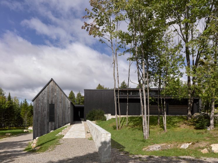 La technique du bois brûlé ou Shou Sugi Ban || Résidence MG2 par l'architecte Alain Carle au Quebec