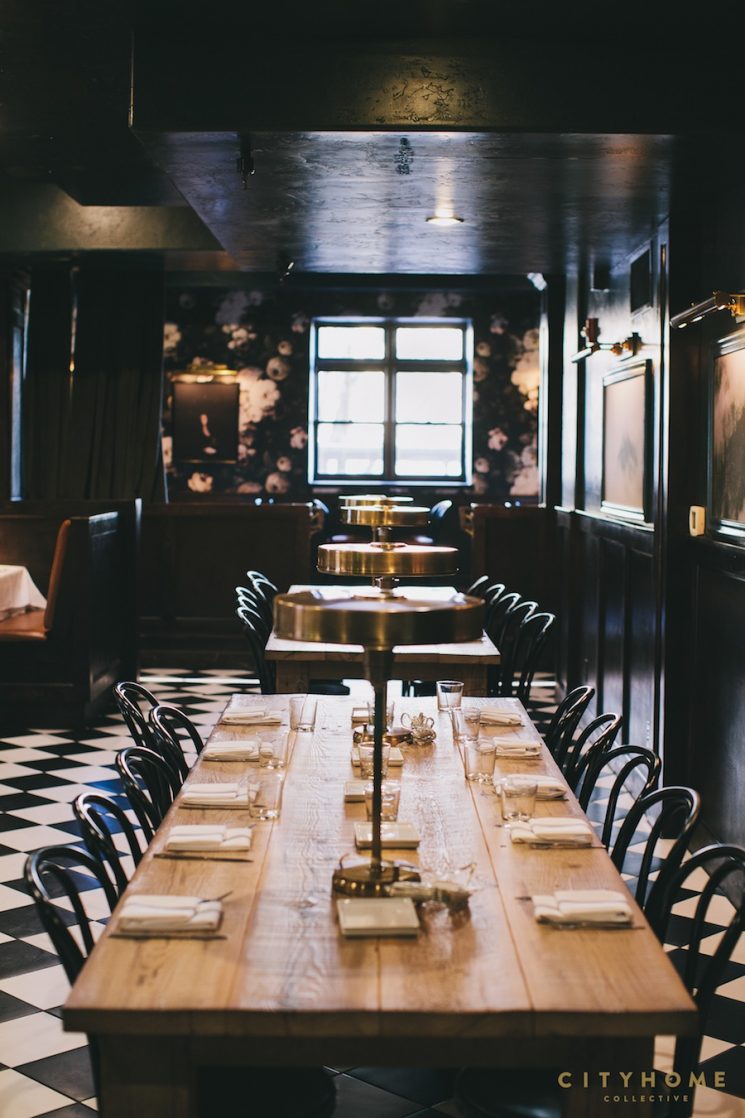 Les papiers-peints "dark floral" par Ellie Cashman || Restaurant Finca Salt Lake city by city home collective Les papiers-peints "dark floral" par Ellie Cashman || Restaurant Finca Salt Lake city by city home collective