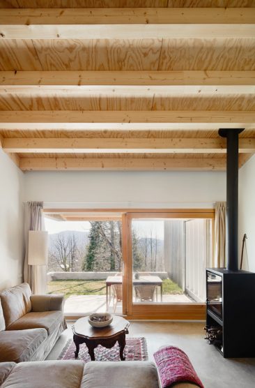 Dans la veine, je rêve d'une maison de campagne ciment et bois de chantier... || Mogas architectes, Cottage 2015