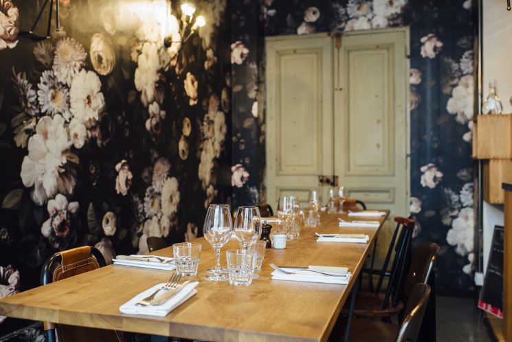 Papier peint à fleurs sur fond noir || Restaurant Le Mordant, Paris