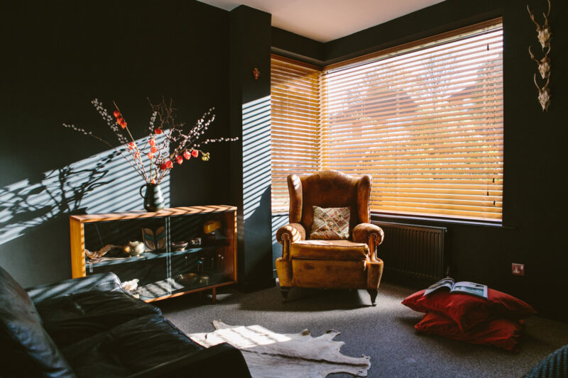 On réchauffe les bleus foncés de tons bruns et chauds