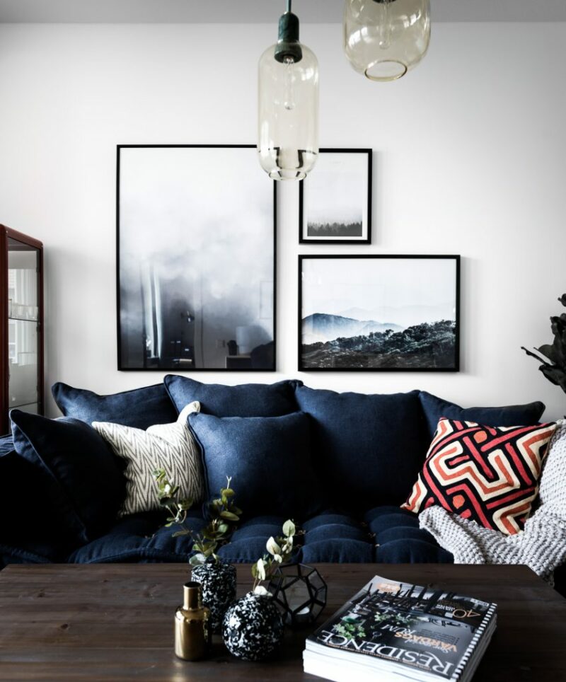 On accessoirise en bleu marine || Un canapé bleu marine pour une ambiance dramatique On accessoirise en bleu marine || Un canapé bleu marine pour une ambiance dramatique