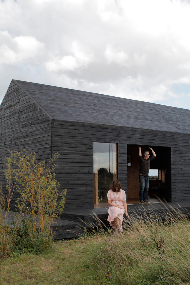 La technique du bois brûlé ou Shou Sugi Ban || Ochre Barn par le studio d'architectes Carl Turner - Norfolk Grande Bretagne