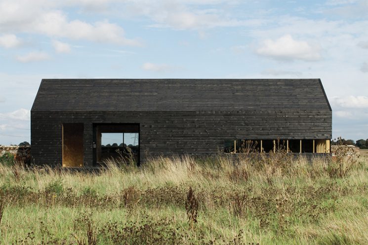 La technique du bois brûlé ou Shou Sugi Ban || Ochre Barn par le studio d'architectes Carl Turner - Norfolk Grande Bretagne