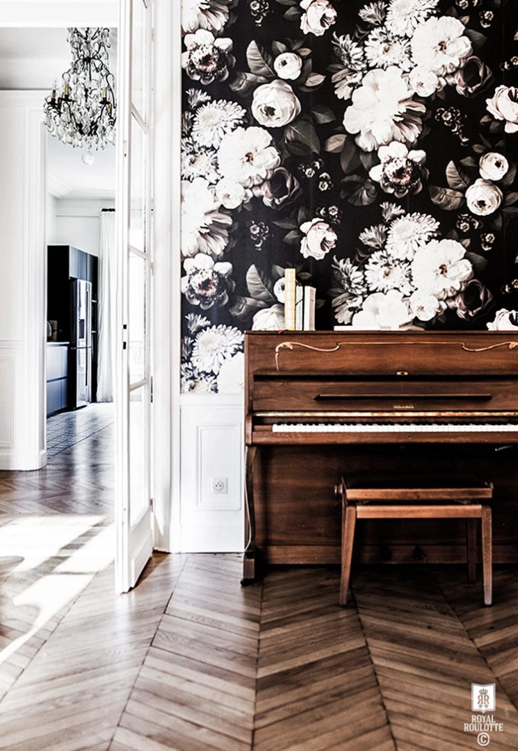 Les papiers-peints "dark floral" par Ellie Cashman || Appartement Paris XVI par Royal Roulotte