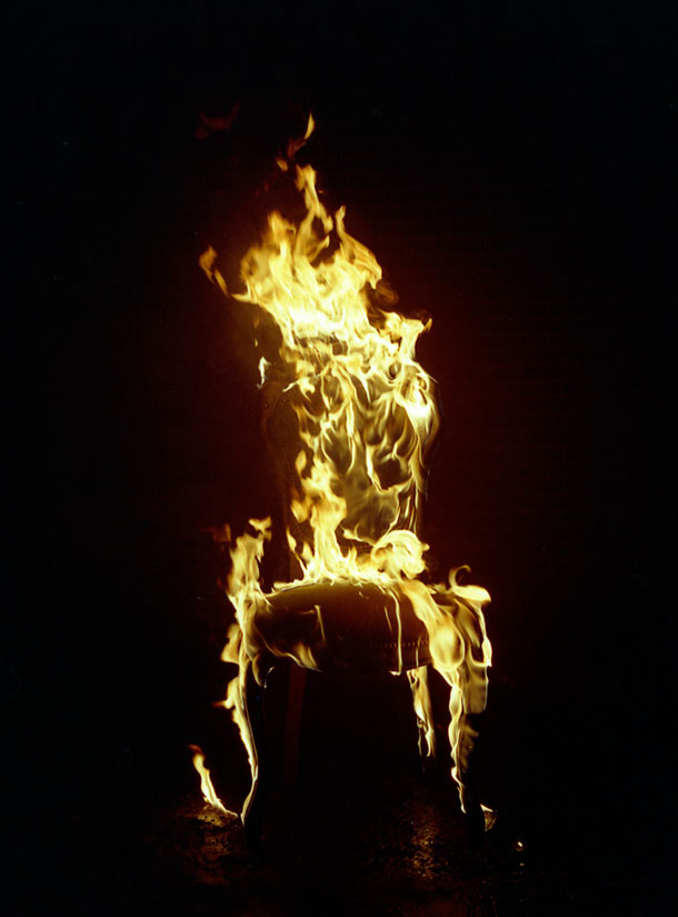 La technique du bois brûlé ou Shou Sugi Ban || Collection Smoke par le designer Maarteen Baas