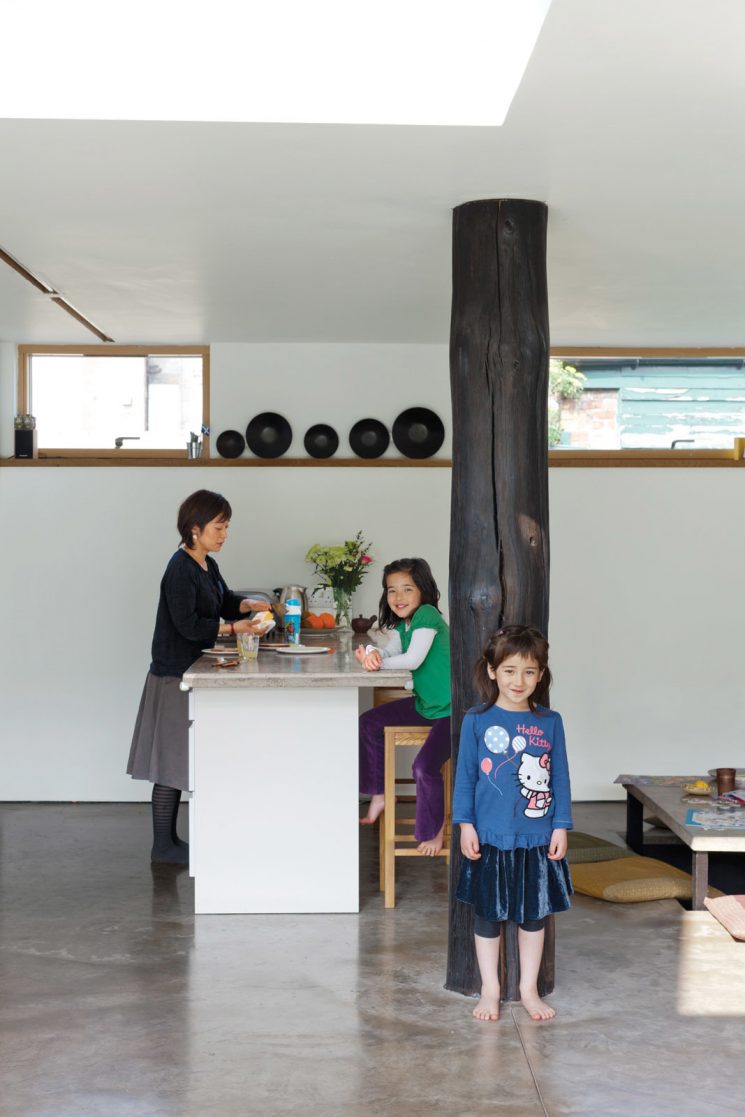 La technique du bois brûlé ou Shou Sugi Ban || The japanese house par Konishi Gaffney architects