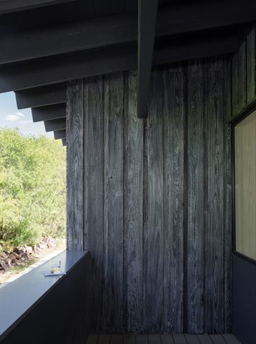 La technique du bois brûlé ou Shou Sugi Ban || Uppett architects - Hillside project