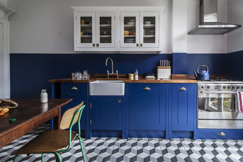 Une cuisine de style anglais, dans un bleu outremer qui électrise l'ambiance campagne classique