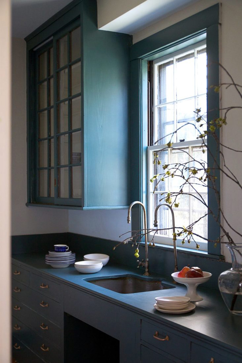 Une cuisine relookée en bleu Inchyra Blue de Farrow&Ball