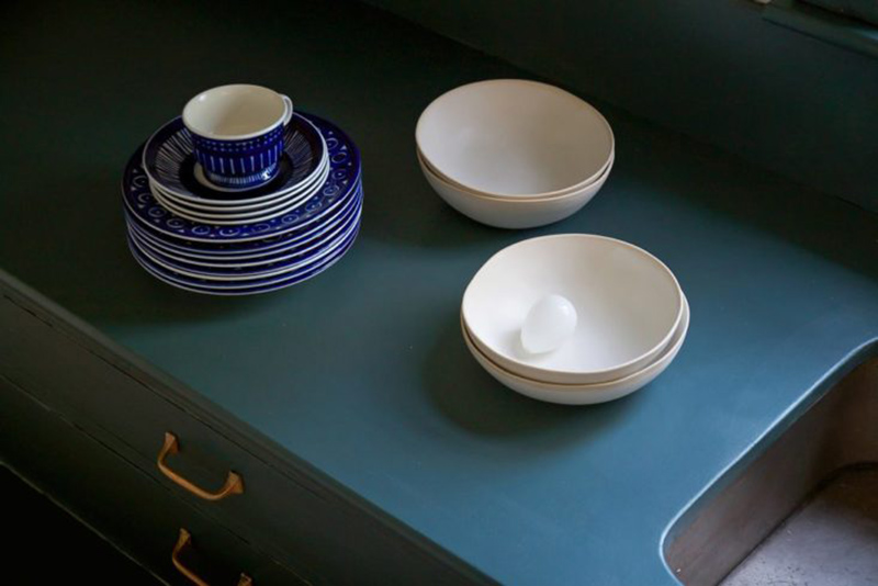 Une cuisine relookée en bleu Inchyra Blue de Farrow&Ball