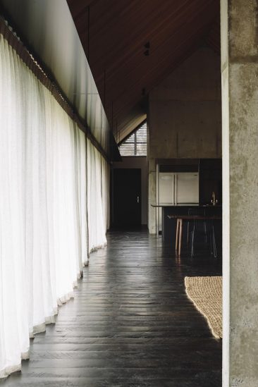 Forest House, une maison de béton et de bois au cœur de la nature par Fearon hay architectee - New Zeland