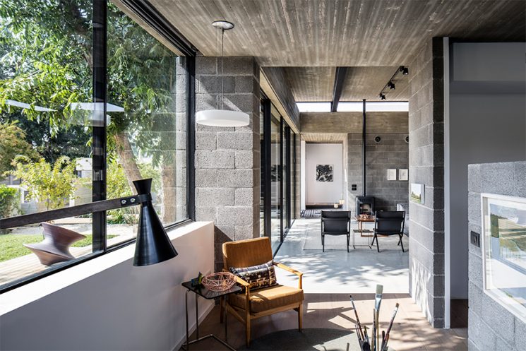 Palette de matière : Aspect ciment et béton brut | Bare house by Jacobs Yaniv architects