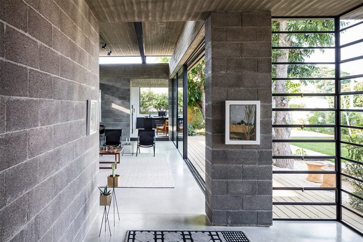 Palette de matière : Aspect ciment et béton brut | Bare house by Jacobs Yaniv architects