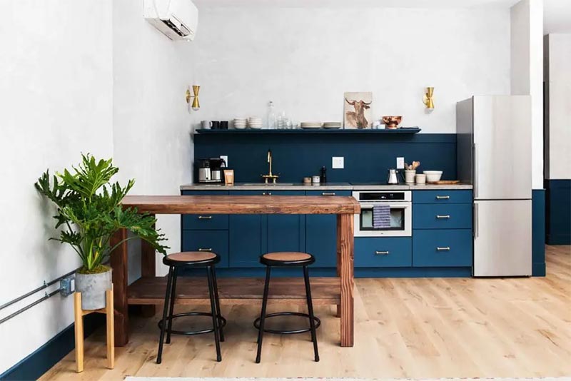 Une cuisine bleu marine, adoucie par du bois