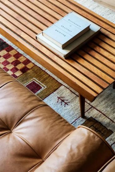 Bois, cuir, kilim pour une ambiance masculine industrielle