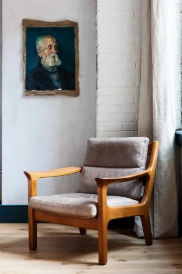 Fauteuil de style scandinave vintage et portrait de famille chiné