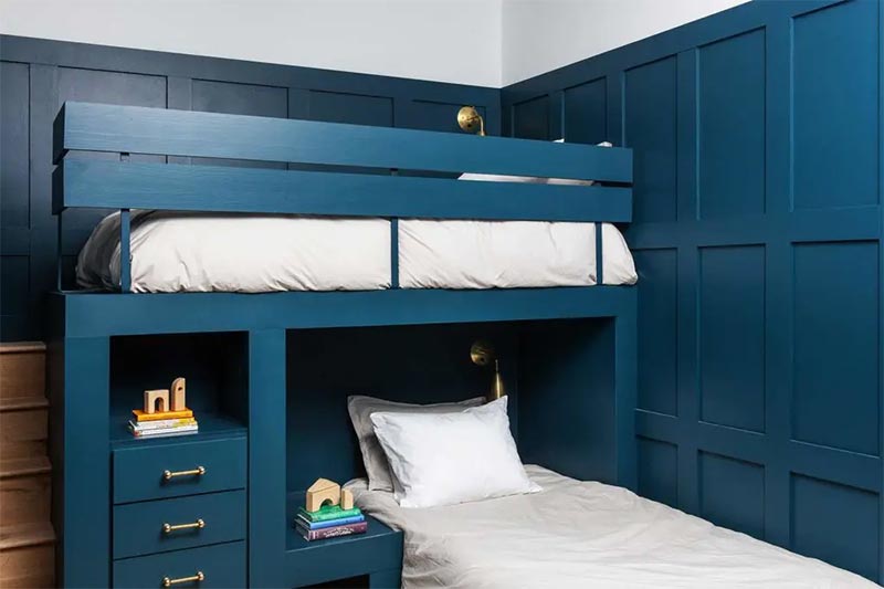 Un dortoir double, aménagé en bleu marine