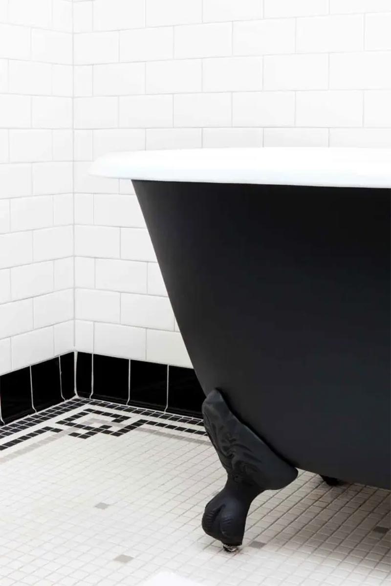 Baignoire art déco noir pour salle de bains en noir et blanc art déco