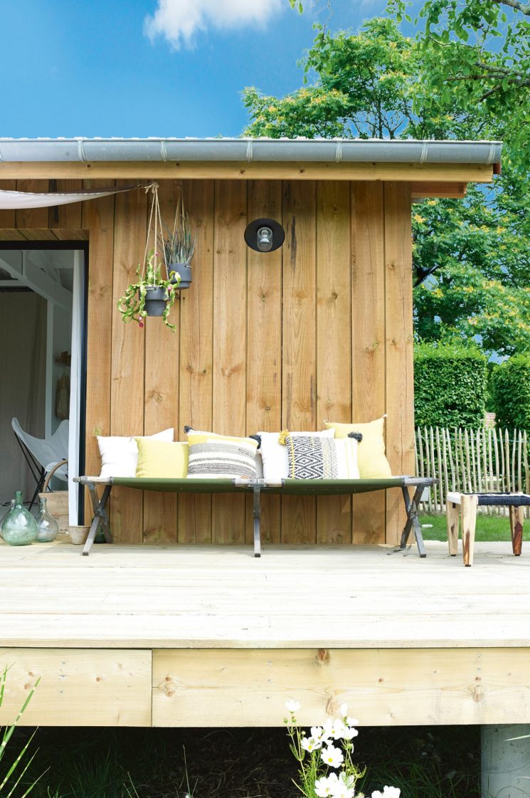 Une cabane graphique en noir et blanc aux accents ethniques