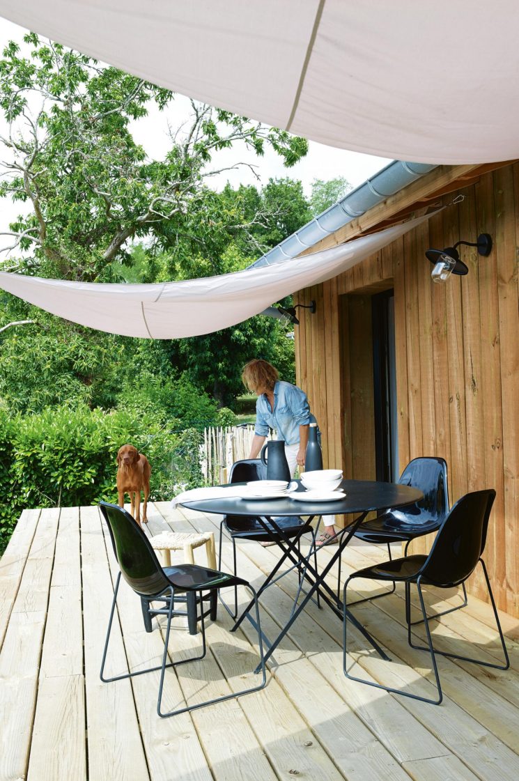 Une cabane graphique en noir et blanc aux accents ethniques