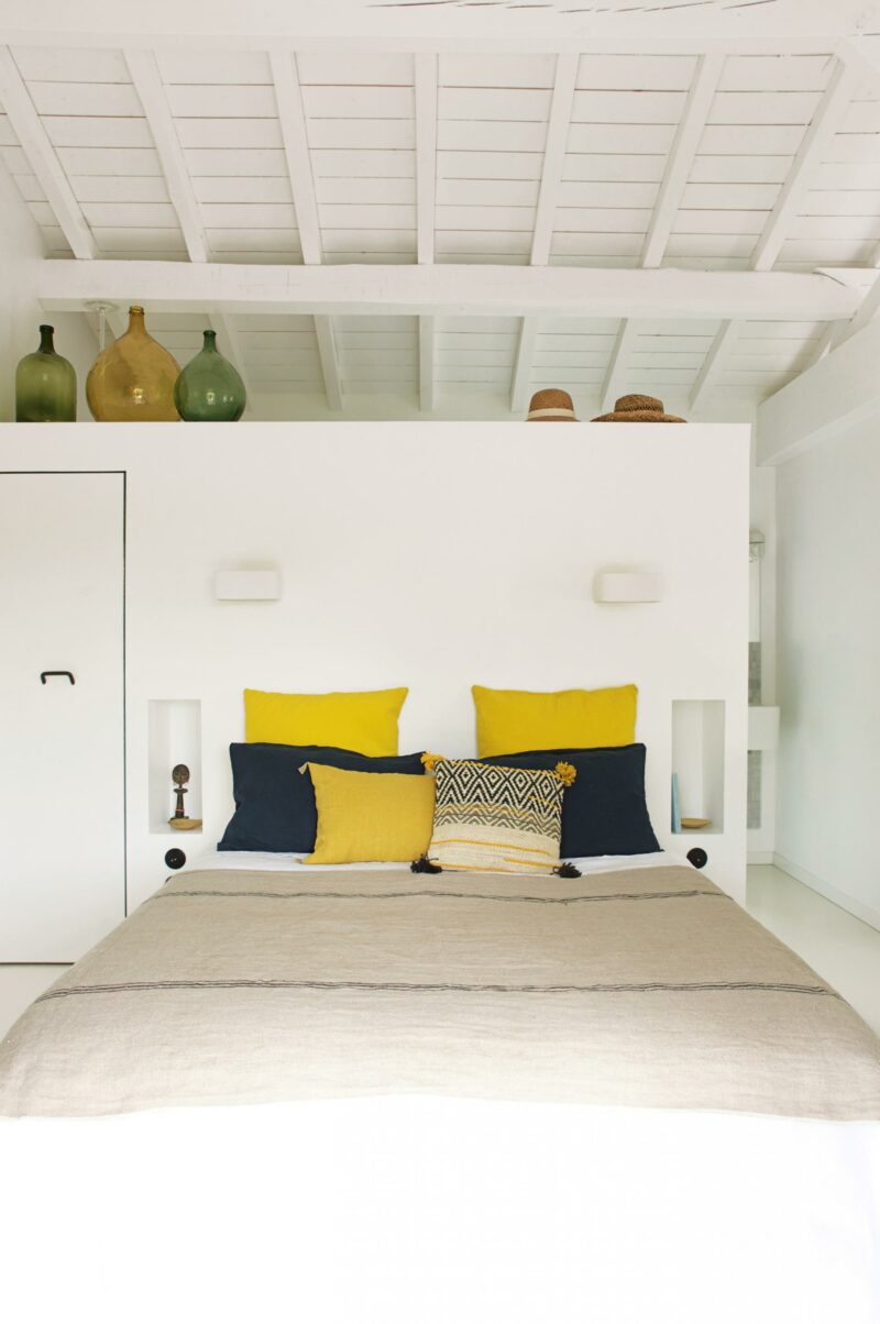 Une chambre ethnique chic blanche avec des accents colorés
