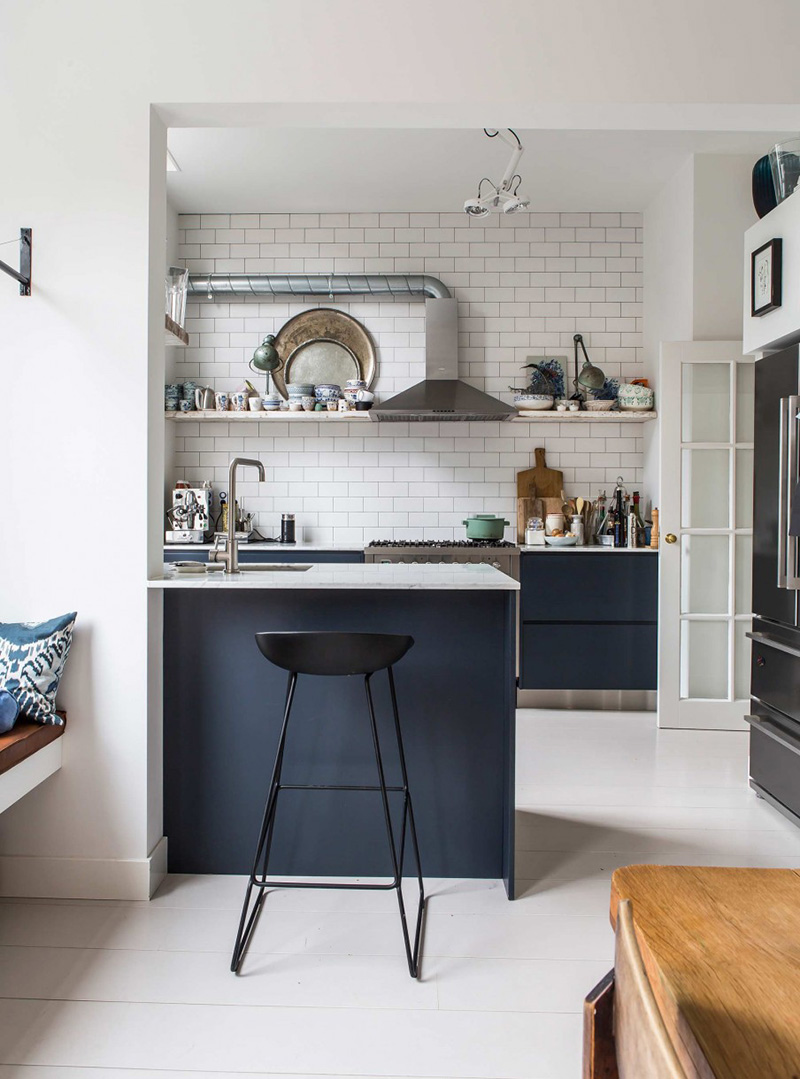 Une cuisine bleu marine dans un look industriel scandinave