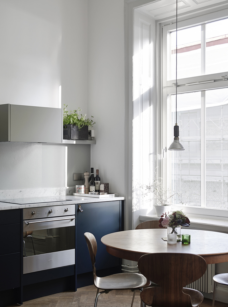 Une cuisine de style scandinave à Stockholm avec des placards bleu marine