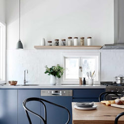kitchen-blue-white-daylesford-cottage