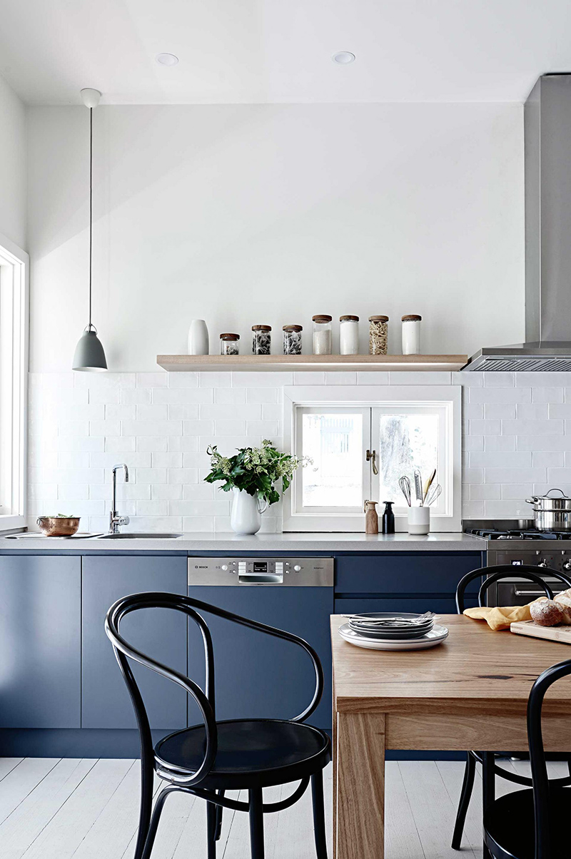 Une cuisine en bleu et blanc dans un style minimaliste scandinave