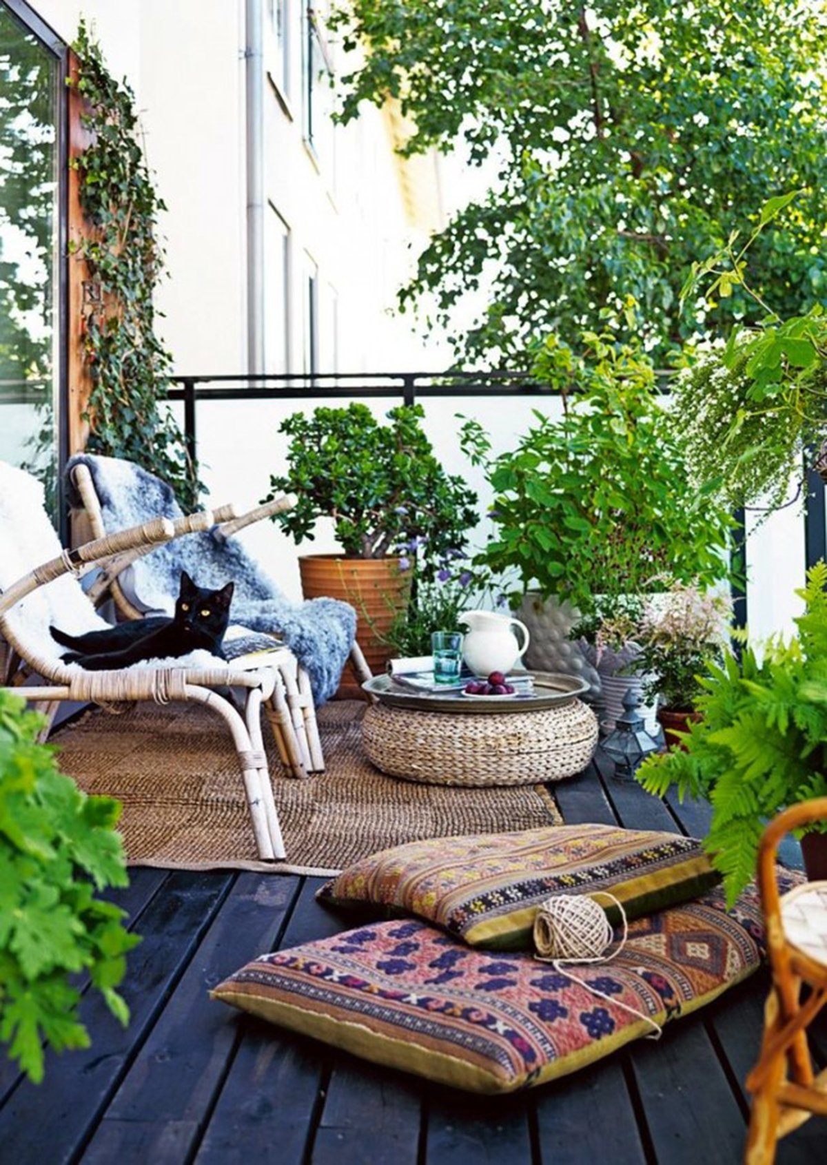 Un balcon aménagée dans un style bohème avec des coussins et des tapis ethniques