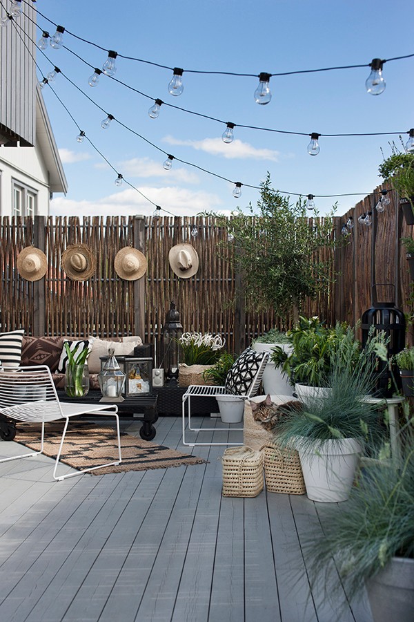 Aménagement d'une terrasse dans un style bohème scandinave par Annette Nordstrom