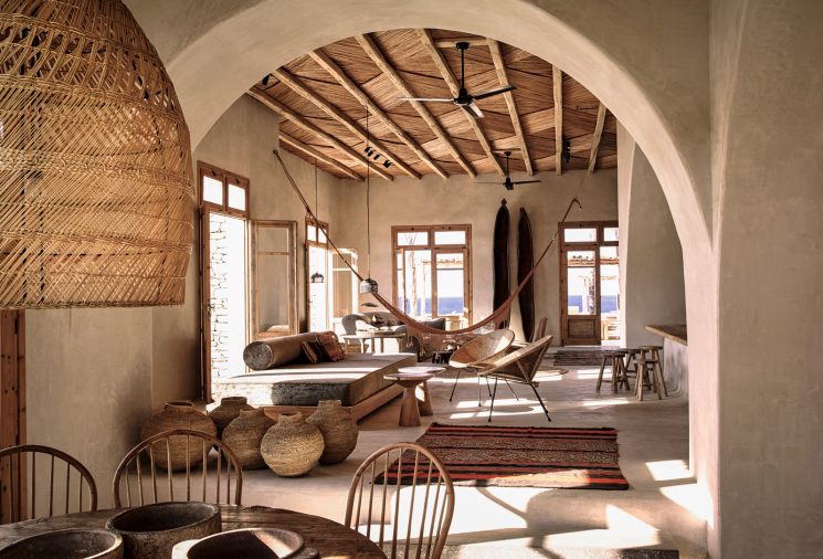 La décoration ethnique et wabi sabi || Hôtel Scorpios sur l'île grcque de Mykonos