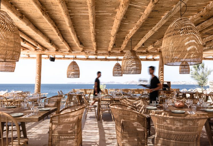 La décoration ethnique et wabi sabi || Hôtel Scorpios sur l'île grcque de Mykonos